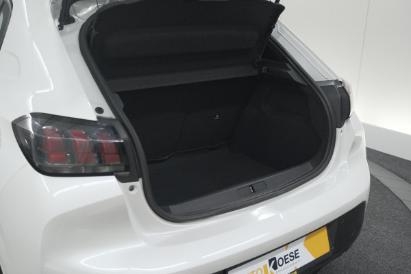 Peugeot 208 PureTech 100 EAT8 Active | Trekhaak | Parkeersensoren | Navigatie | Apple Carplay