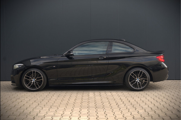BMW 2 Serie Coupé 218i High Executive M Sport | M Performance | Stoelverwarming | Navigatie | Keyless | Camera | Cruise Control | DAB | HIFI | Parkeersensoren | Leer | Digital Dash | Automaat | NAP | Orig. NL | BTW