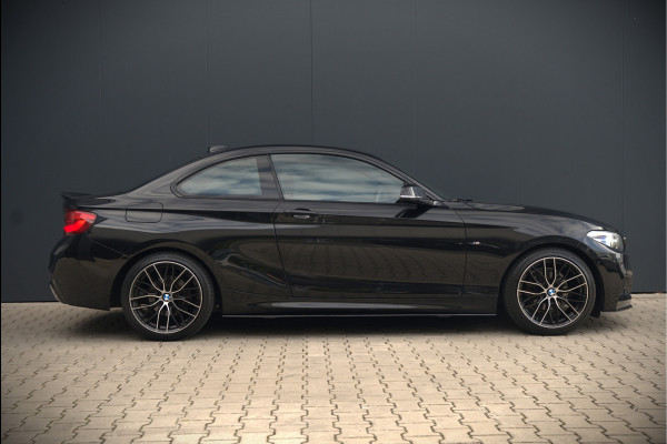 BMW 2 Serie Coupé 218i High Executive M Sport | M Performance | Stoelverwarming | Navigatie | Keyless | Camera | Cruise Control | DAB | HIFI | Parkeersensoren | Leer | Digital Dash | Automaat | NAP | Orig. NL | BTW