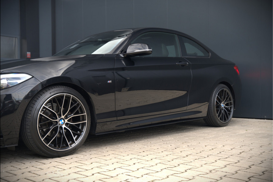 BMW 2 Serie Coupé 218i High Executive M Sport | M Performance | Stoelverwarming | Navigatie | Keyless | Camera | Cruise Control | DAB | HIFI | Parkeersensoren | Leer | Digital Dash | Automaat | NAP | Orig. NL | BTW