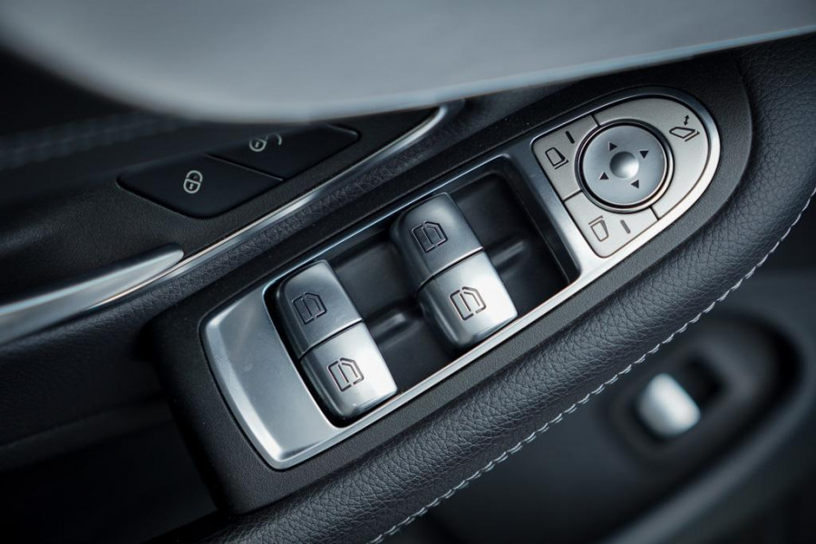 Mercedes-Benz C-Klasse Cabrio 200 / AMG / Facelift / NL Auto / Leder / Carplay