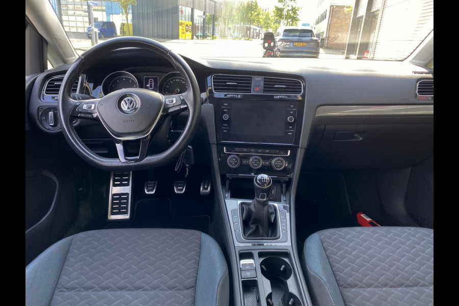 Volkswagen Golf 1.0 TSI IQ-Drive Limited - Navigatie / Apple CarPlay I Airco I LED I PDC I 19"Sport velgen I Dealer onderhouden