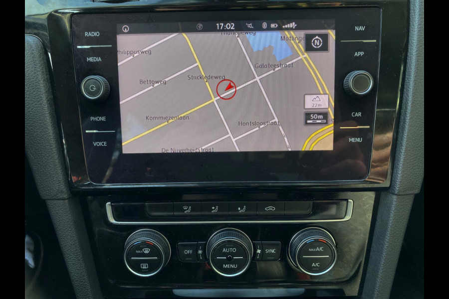 Volkswagen Golf 1.0 TSI IQ-Drive Limited - Navigatie / Apple CarPlay I Airco I LED I PDC I 19"Sport velgen I Dealer onderhouden