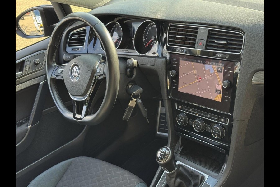 Volkswagen Golf 1.0 TSI IQ-Drive Limited - Navigatie / Apple CarPlay I Airco I LED I PDC I 19"Sport velgen I Dealer onderhouden