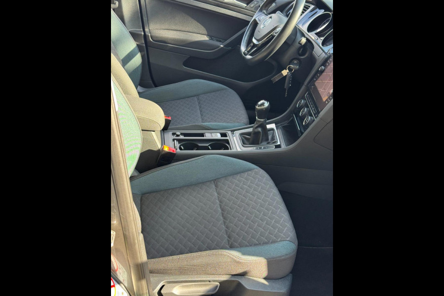 Volkswagen Golf 1.0 TSI IQ-Drive Limited - Navigatie / Apple CarPlay I Airco I LED I PDC I 19"Sport velgen I Dealer onderhouden