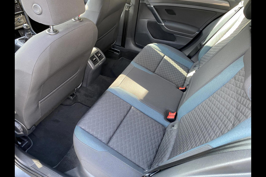 Volkswagen Golf 1.0 TSI IQ-Drive Limited - Navigatie / Apple CarPlay I Airco I LED I PDC I 19"Sport velgen I Dealer onderhouden
