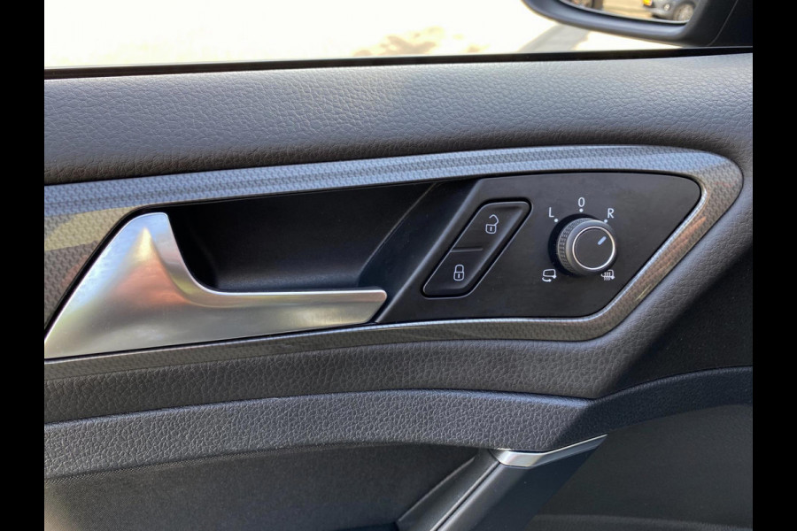Volkswagen Golf 1.0 TSI IQ-Drive Limited - Navigatie / Apple CarPlay I Airco I LED I PDC I 19"Sport velgen I Dealer onderhouden