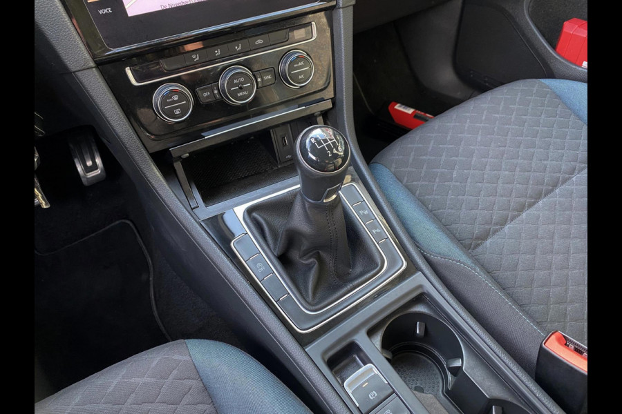Volkswagen Golf 1.0 TSI IQ-Drive Limited - Navigatie / Apple CarPlay I Airco I LED I PDC I 19"Sport velgen I Dealer onderhouden