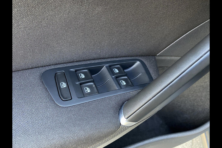 Volkswagen Golf 1.0 TSI IQ-Drive Limited - Navigatie / Apple CarPlay I Airco I LED I PDC I 19"Sport velgen I Dealer onderhouden