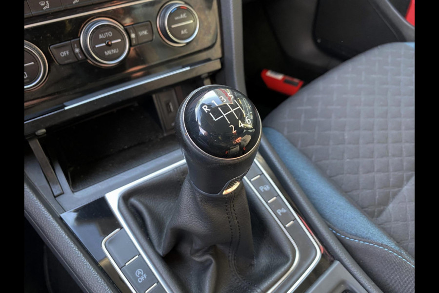 Volkswagen Golf 1.0 TSI IQ-Drive Limited - Navigatie / Apple CarPlay I Airco I LED I PDC I 19"Sport velgen I Dealer onderhouden