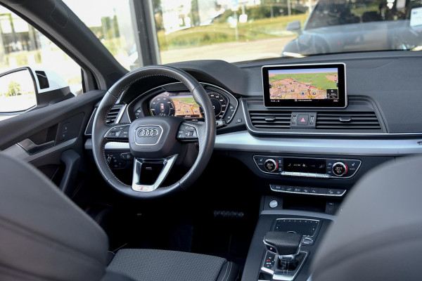 Audi Q5 55 TFSI e quattro Competition 3x S-Line. Luchtv, Pano, ACC, 360, B&O, Trekh, Stuurvw, Keyless, Matrix, CarPlay, Dodeh!