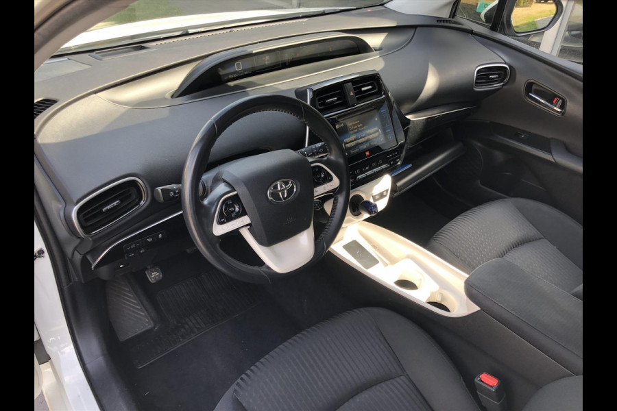 Toyota Prius 1.8 Full Hybrid Dynamic Plus | JBL, Navigatie, Parkeersensoren, Dodehoekherkenning, Head up display, Stoelverwarming