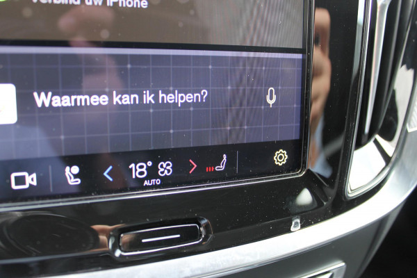 Volvo V60 T6 350PK Automaat Plug-in hybrid AWD Plus Dark Panoramisch schuif-kanteldak / Semi elektrisch wegklapbare trekhaak / Google infotainment / Verwarmbare voorstoelen en stuurwiel / Adaptieve cruise control