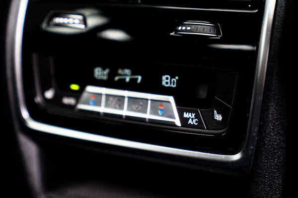 BMW X6 M50i High Executive | Carbon inleg | Krystallen Pook | Harman/Kardon | X6M look | 360 | Uitlaatklep | BMW Drive Assisted |