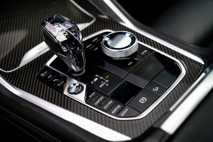 BMW X6 M50i High Executive | Carbon inleg | Krystallen Pook | Harman/Kardon | X6M look | 360 | Uitlaatklep | BMW Drive Assisted |