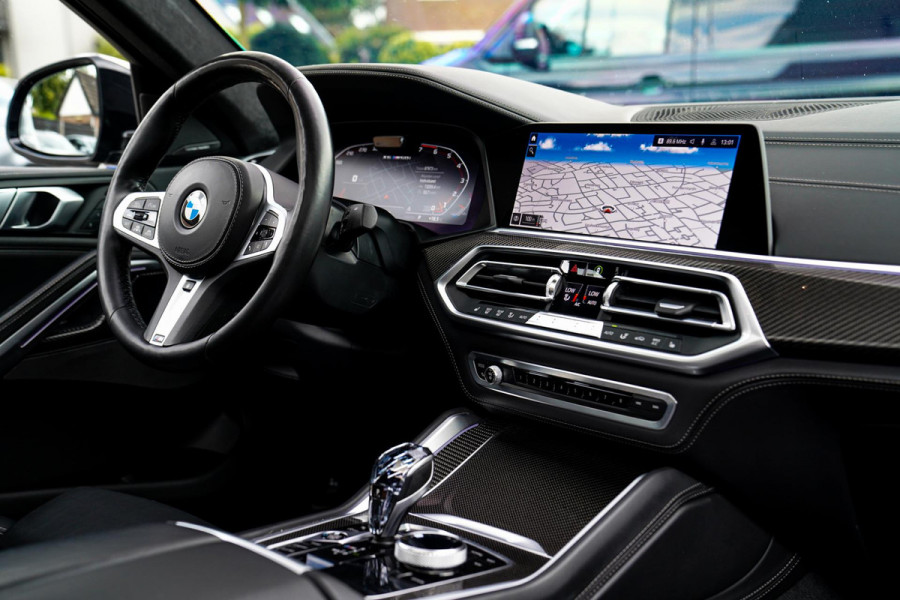 BMW X6 M50i High Executive | Carbon inleg | Krystallen Pook | Harman/Kardon | X6M look | 360 | Uitlaatklep | BMW Drive Assisted |