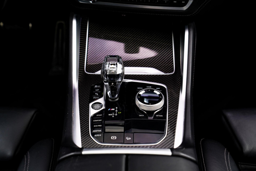 BMW X6 M50i High Executive | Carbon inleg | Krystallen Pook | Harman/Kardon | X6M look | 360 | Uitlaatklep | BMW Drive Assisted |