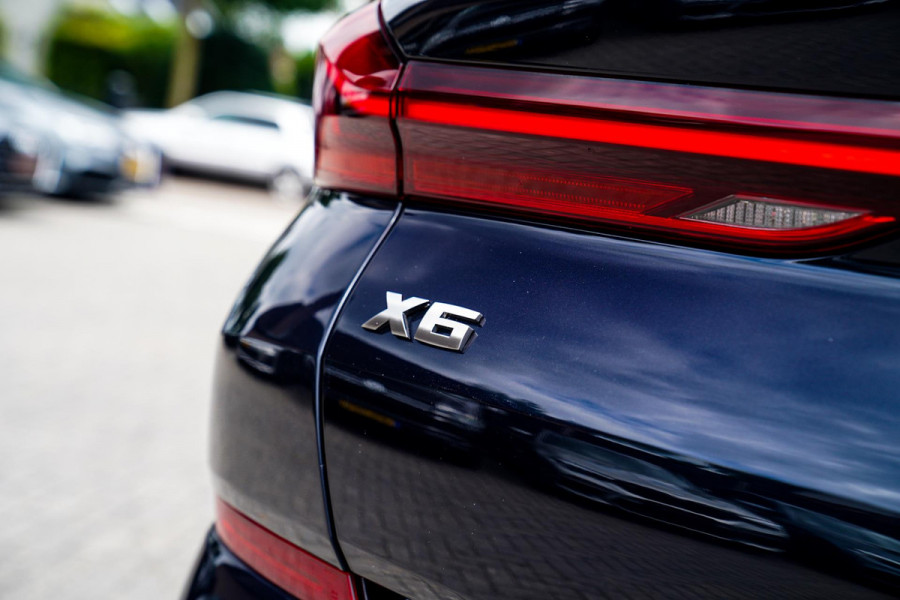 BMW X6 M50i High Executive | Carbon inleg | Krystallen Pook | Harman/Kardon | X6M look | 360 | Uitlaatklep | BMW Drive Assisted |