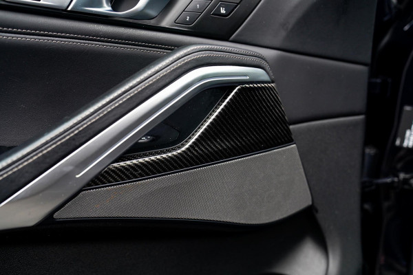 BMW X6 M50i High Executive | Carbon inleg | Krystallen Pook | Harman/Kardon | X6M look | 360 | Uitlaatklep | BMW Drive Assisted |