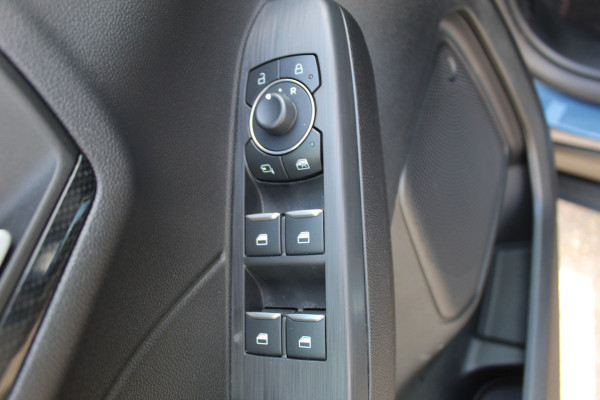 Ford Kuga 2.5-225pk PHEV ST-Line X. , Mooie Hoge zit , 1500kg Trekgewicht Hybride rijden voor een redelijke prijs ! Stoel- en voorraamverwarming, B&O soundsystem, navigatie, telefoonvoorb., metallic lak, LM wielen, side- en lane assist, camera v+a, adaptive cruise control, elektr. achterklep etc., etc.