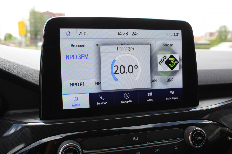 Ford Kuga 2.5-225pk PHEV ST-Line X. , Mooie Hoge zit , 1500kg Trekgewicht Hybride rijden voor een redelijke prijs ! Stoel- en voorraamverwarming, B&O soundsystem, navigatie, telefoonvoorb., metallic lak, LM wielen, side- en lane assist, camera v+a, adaptive cruise control, elektr. achterklep etc., etc.