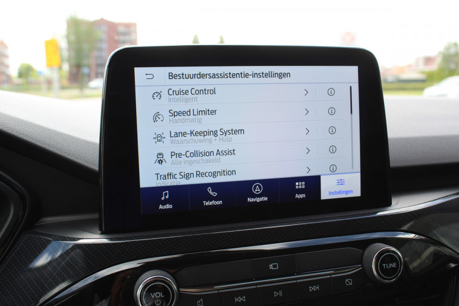 Ford Kuga 2.5-225pk PHEV ST-Line X. , Mooie Hoge zit , 1500kg Trekgewicht Hybride rijden voor een redelijke prijs ! Stoel- en voorraamverwarming, B&O soundsystem, navigatie, telefoonvoorb., metallic lak, LM wielen, side- en lane assist, camera v+a, adaptive cruise control, elektr. achterklep etc., etc.