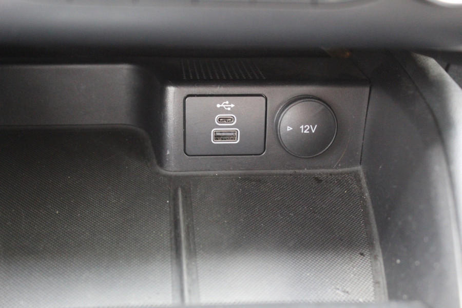 Ford Kuga 2.5-225pk PHEV ST-Line X. , Mooie Hoge zit , 1500kg Trekgewicht Hybride rijden voor een redelijke prijs ! Stoel- en voorraamverwarming, B&O soundsystem, navigatie, telefoonvoorb., metallic lak, LM wielen, side- en lane assist, camera v+a, adaptive cruise control, elektr. achterklep etc., etc.