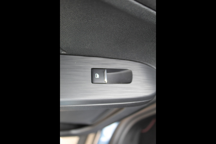 Ford Kuga 2.5-225pk PHEV ST-Line X. , Mooie Hoge zit , 1500kg Trekgewicht Hybride rijden voor een redelijke prijs ! Stoel- en voorraamverwarming, B&O soundsystem, navigatie, telefoonvoorb., metallic lak, LM wielen, side- en lane assist, camera v+a, adaptive cruise control, elektr. achterklep etc., etc.