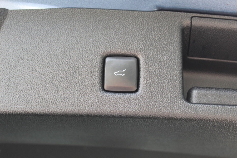 Ford Kuga 2.5-225pk PHEV ST-Line X. , Mooie Hoge zit , 1500kg Trekgewicht Hybride rijden voor een redelijke prijs ! Stoel- en voorraamverwarming, B&O soundsystem, navigatie, telefoonvoorb., metallic lak, LM wielen, side- en lane assist, camera v+a, adaptive cruise control, elektr. achterklep etc., etc.