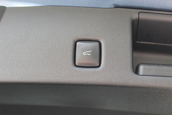 Ford Kuga 2.5-225pk PHEV ST-Line X. , Mooie Hoge zit , 1500kg Trekgewicht Hybride rijden voor een redelijke prijs ! Stoel- en voorraamverwarming, B&O soundsystem, navigatie, telefoonvoorb., metallic lak, LM wielen, side- en lane assist, camera v+a, adaptive cruise control, elektr. achterklep etc., etc.