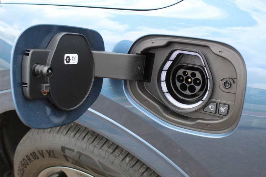 Ford Kuga 2.5-225pk PHEV ST-Line X. , Mooie Hoge zit , 1500kg Trekgewicht Hybride rijden voor een redelijke prijs ! Stoel- en voorraamverwarming, B&O soundsystem, navigatie, telefoonvoorb., metallic lak, LM wielen, side- en lane assist, camera v+a, adaptive cruise control, elektr. achterklep etc., etc.