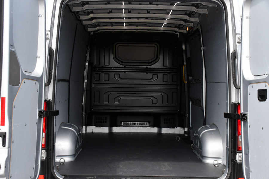 Volkswagen Crafter 2.0 TDI L3H2 Highline PB Edition Adaptieve Cruise, Camera, 360 Sensoren, Carplay, LED, Trekhaak, Automaat, Uniek!