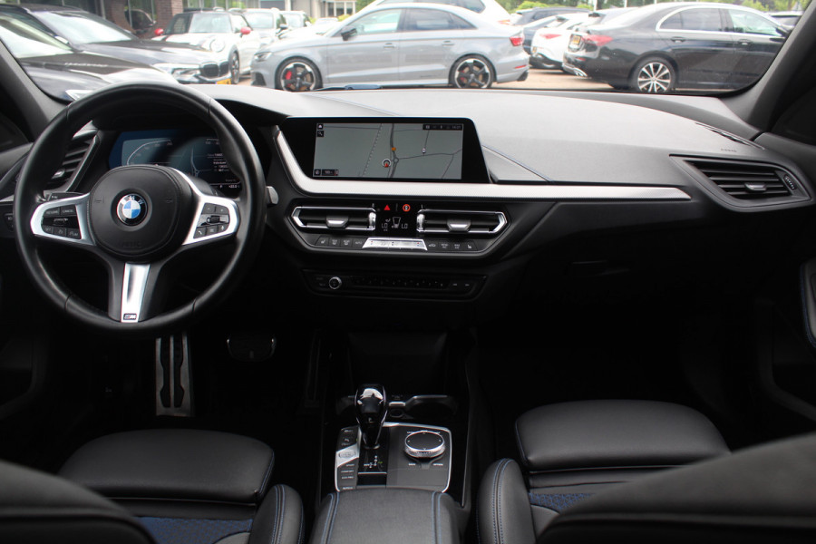 BMW 1-serie 118i Executive Ed. M Sport / Navigatie / Half leder / 19'' / Sportstoelen / Blackpack / Dakspoiler / Stoelverwarming / Cruise Control / Getint glas