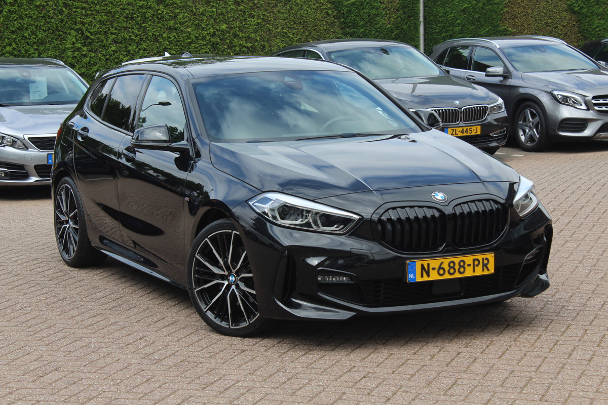 BMW 1-serie 118i Executive Ed. M Sport / Navigatie / Half leder / 19'' / Sportstoelen / Blackpack / Dakspoiler / Stoelverwarming / Cruise Control / Getint glas BMW 1-serie 118i Executive Ed. M Sport / Navigatie / Half leder / 19'' / Sportstoelen / Blackpack / Dakspoiler / Stoelverwarming / Cruise Control / Getint glas