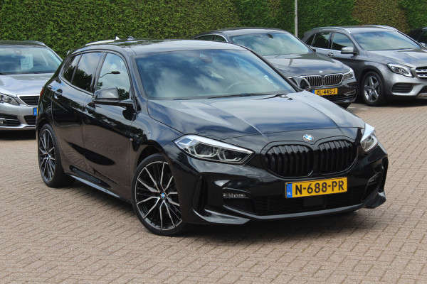 BMW 1-serie 118i Executive Ed. M Sport / Navigatie / Half leder / 19'' / Sportstoelen / Blackpack / Dakspoiler / Stoelverwarming / Cruise Control / Getint glas