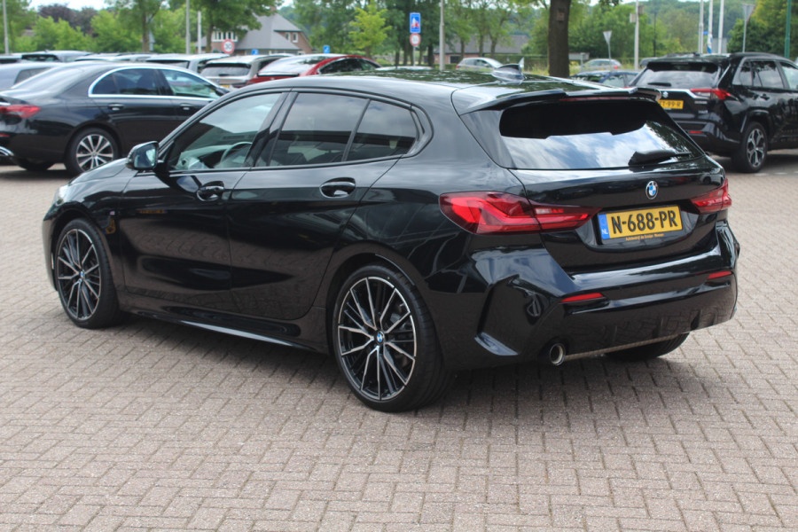 BMW 1-serie 118i Executive Ed. M Sport / Navigatie / Half leder / 19'' / Sportstoelen / Blackpack / Dakspoiler / Stoelverwarming / Cruise Control / Getint glas