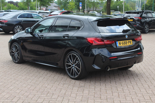 BMW 1-serie 118i Executive Ed. M Sport / Navigatie / Half leder / 19'' / Sportstoelen / Blackpack / Dakspoiler / Stoelverwarming / Cruise Control / Getint glas