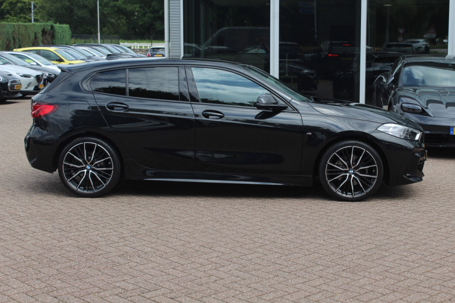 BMW 1-serie 118i Executive Ed. M Sport / Navigatie / Half leder / 19'' / Sportstoelen / Blackpack / Dakspoiler / Stoelverwarming / Cruise Control / Getint glas