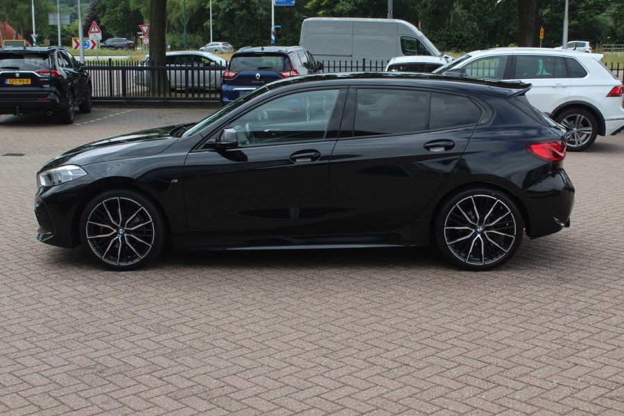 BMW 1-serie 118i Executive Ed. M Sport / Navigatie / Half leder / 19'' / Sportstoelen / Blackpack / Dakspoiler / Stoelverwarming / Cruise Control / Getint glas