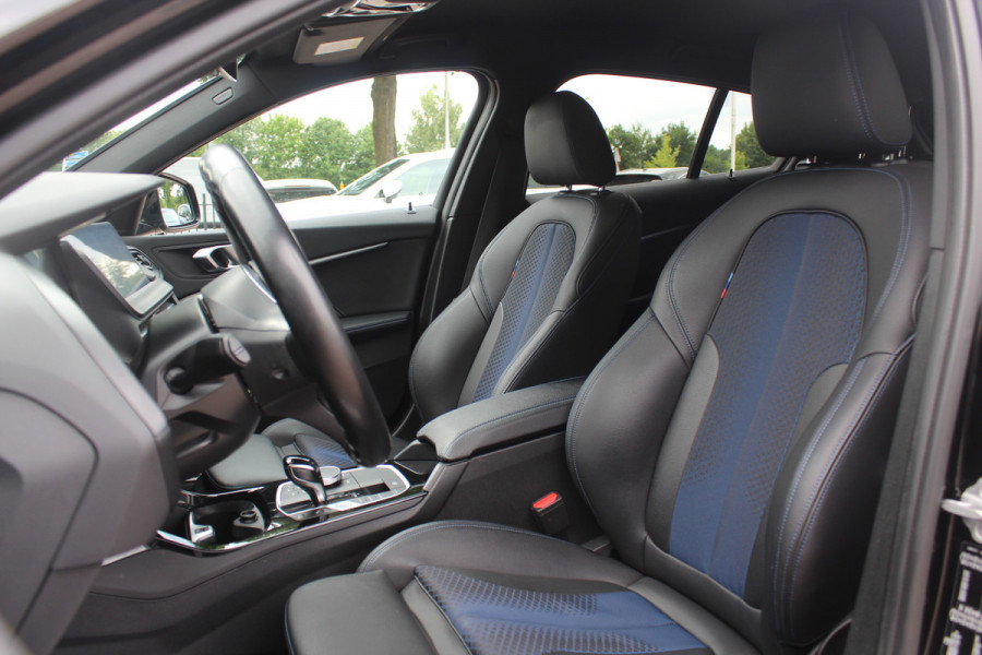 BMW 1-serie 118i Executive Ed. M Sport / Navigatie / Half leder / 19'' / Sportstoelen / Blackpack / Dakspoiler / Stoelverwarming / Cruise Control / Getint glas