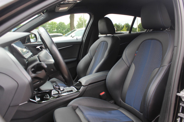 BMW 1-serie 118i Executive Ed. M Sport / Navigatie / Half leder / 19'' / Sportstoelen / Blackpack / Dakspoiler / Stoelverwarming / Cruise Control / Getint glas
