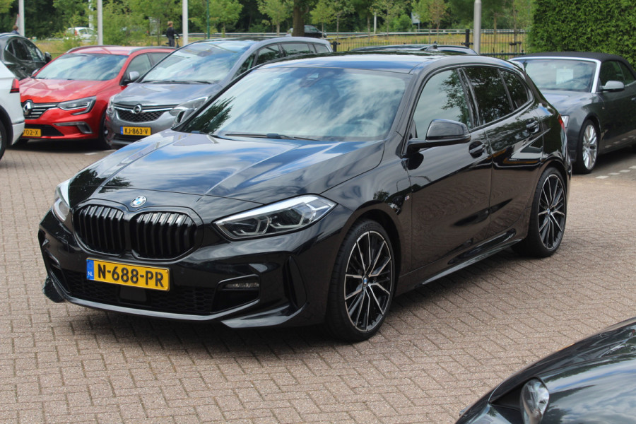 BMW 1-serie 118i Executive Ed. M Sport / Navigatie / Half leder / 19'' / Sportstoelen / Blackpack / Dakspoiler / Stoelverwarming / Cruise Control / Getint glas