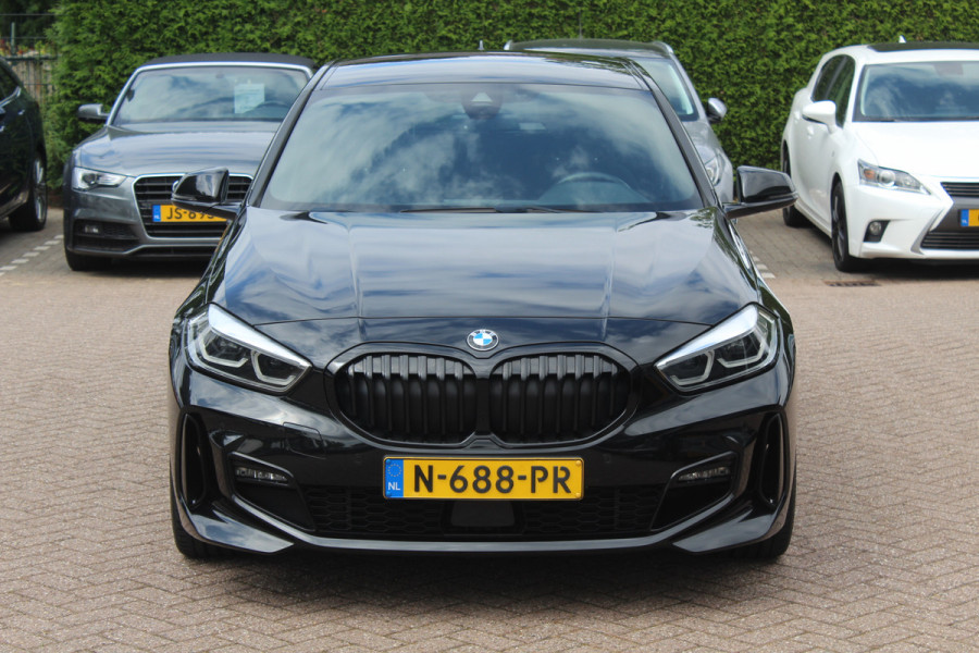 BMW 1-serie 118i Executive Ed. M Sport / Navigatie / Half leder / 19'' / Sportstoelen / Blackpack / Dakspoiler / Stoelverwarming / Cruise Control / Getint glas