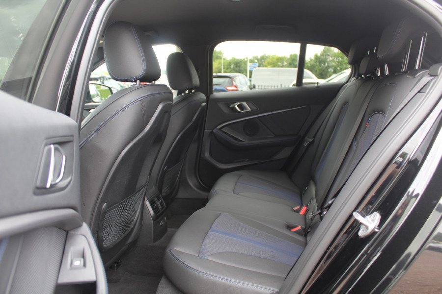 BMW 1-serie 118i Executive Ed. M Sport / Navigatie / Half leder / 19'' / Sportstoelen / Blackpack / Dakspoiler / Stoelverwarming / Cruise Control / Getint glas