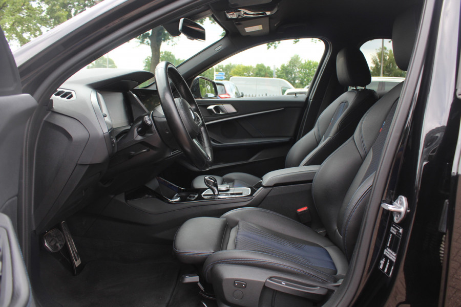 BMW 1-serie 118i Executive Ed. M Sport / Navigatie / Half leder / 19'' / Sportstoelen / Blackpack / Dakspoiler / Stoelverwarming / Cruise Control / Getint glas