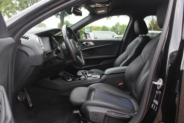 BMW 1-serie 118i Executive Ed. M Sport / Navigatie / Half leder / 19'' / Sportstoelen / Blackpack / Dakspoiler / Stoelverwarming / Cruise Control / Getint glas