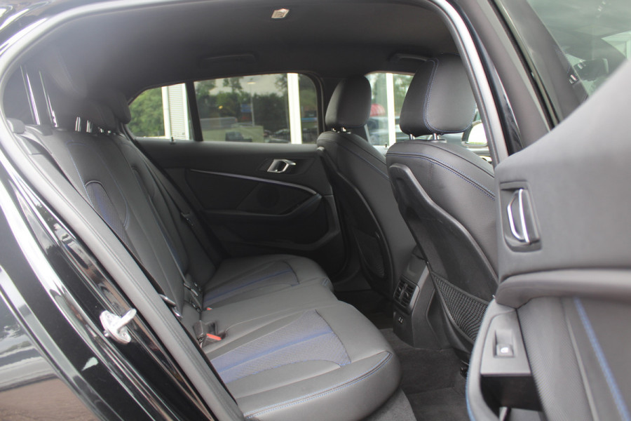 BMW 1-serie 118i Executive Ed. M Sport / Navigatie / Half leder / 19'' / Sportstoelen / Blackpack / Dakspoiler / Stoelverwarming / Cruise Control / Getint glas