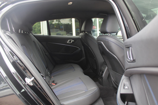 BMW 1-serie 118i Executive Ed. M Sport / Navigatie / Half leder / 19'' / Sportstoelen / Blackpack / Dakspoiler / Stoelverwarming / Cruise Control / Getint glas