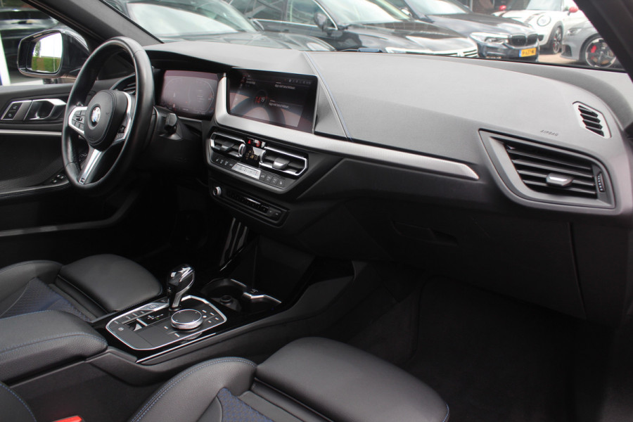 BMW 1-serie 118i Executive Ed. M Sport / Navigatie / Half leder / 19'' / Sportstoelen / Blackpack / Dakspoiler / Stoelverwarming / Cruise Control / Getint glas