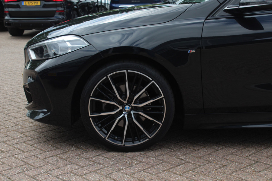 BMW 1-serie 118i Executive Ed. M Sport / Navigatie / Half leder / 19'' / Sportstoelen / Blackpack / Dakspoiler / Stoelverwarming / Cruise Control / Getint glas